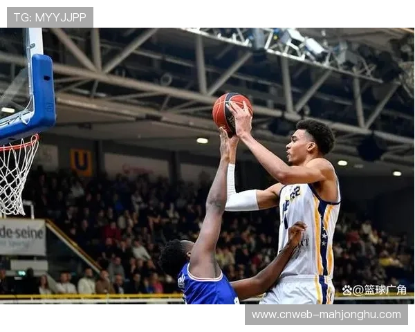 文班亚马换防后卫精彩瞬间，身高臂展覆盖三分线